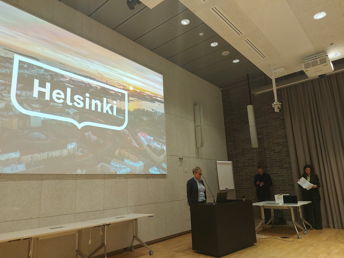 I see participants of <a href="/eurocities/">Eurocities</a> #EDF2023 taking pictures of almost all the slides of my colleague Jukka when he talks about #sustainable #tourism. Impressive plan to make #Helsinki the most sustainable tourism destination! <a href="/jpunamak/">Jukka Punamäki</a>