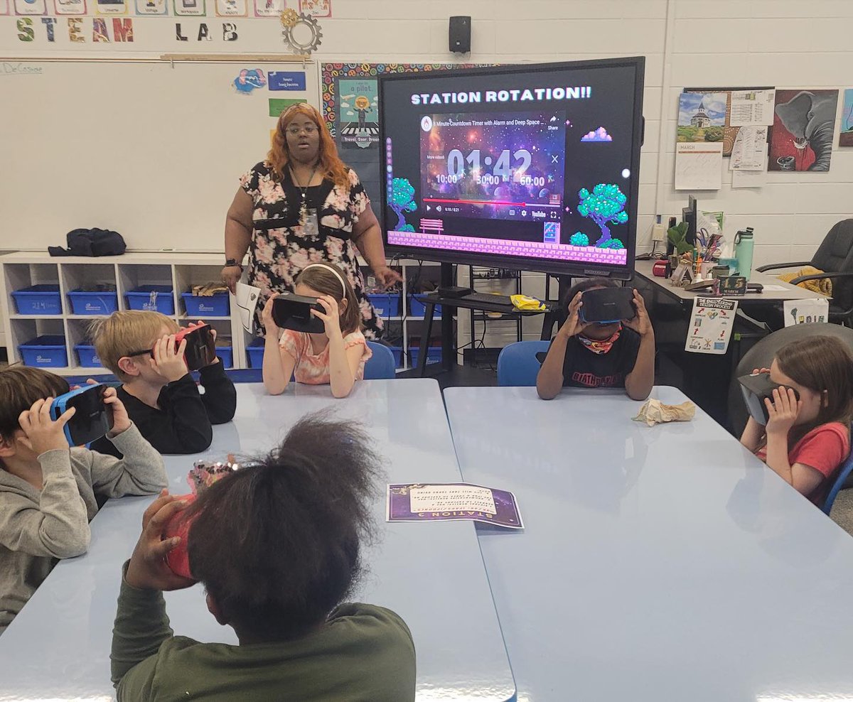 AVLCitySchools's tweet photo. 1st-grade students at Hall Fletcher Elementary are using Virtual Reality headsets in their STEAM explorations.
#theHFEdifference
#ACSCougarPride https://t.co/0GhJimPWth