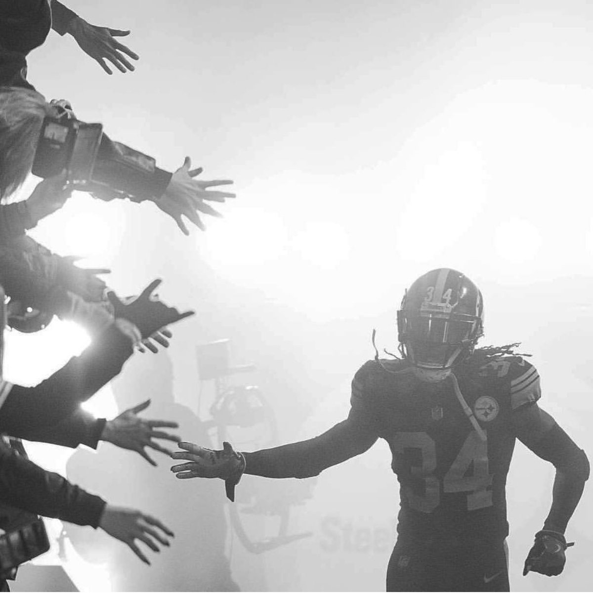rell_island6's tweet photo. Thank you Pittsburgh for making my dreams come to reality! You will forever be apart of me and my journey! I’m thankful for all of my coaches, teammates and every fan supporting! To my bruddas y’all kno how we rockin, it’s gonna be luv until the wheels fall off 🙏🏾🖤  #ManTime🫡🔒 https://t.co/nTujRQ4Oej