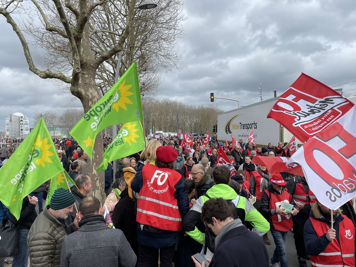 perret_alban's tweet photo. 🟢✊🏻Forte mobilisation à #Caen contre la #ReformeDesRetraites ! #manif23mars https://t.co/FcyMvX4tg7