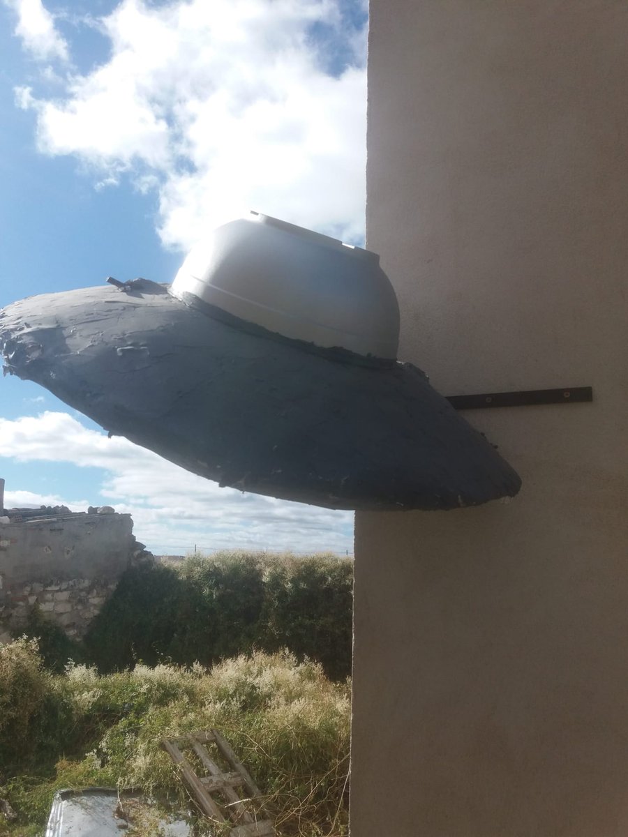 flormasom's tweet photo. #InvasionExtraterrestre
A #Olombrada #Segovia ya han llegado, pero se han estrellado. 🛸👽 https://t.co/BkDObxjBC0