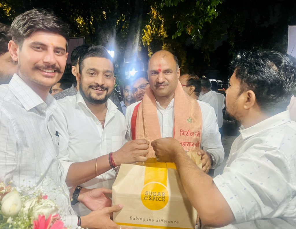 AjayMeenaBJP's tweet photo. आज दिल्ली स्थित निवास पर भाजपा राजस्थान के नवनियुक्त प्रदेश अध्यक्ष बनने पर श्री सी पी जोशी जी ( सांसद चित्तौड़गढ़ ) को पुष्प गुच्छ भेंट कर शुभकामनाएँ प्रेषित की । @cpjoshiBJP @BJP4Rajasthan https://t.co/NBdJJUKZke