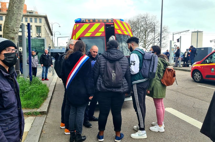 Manifestation à Rouen :   une AESH au pouce arraché par un tir de grenade.  Fr6Z3CNXsAApTob?format=jpg&name=900x900