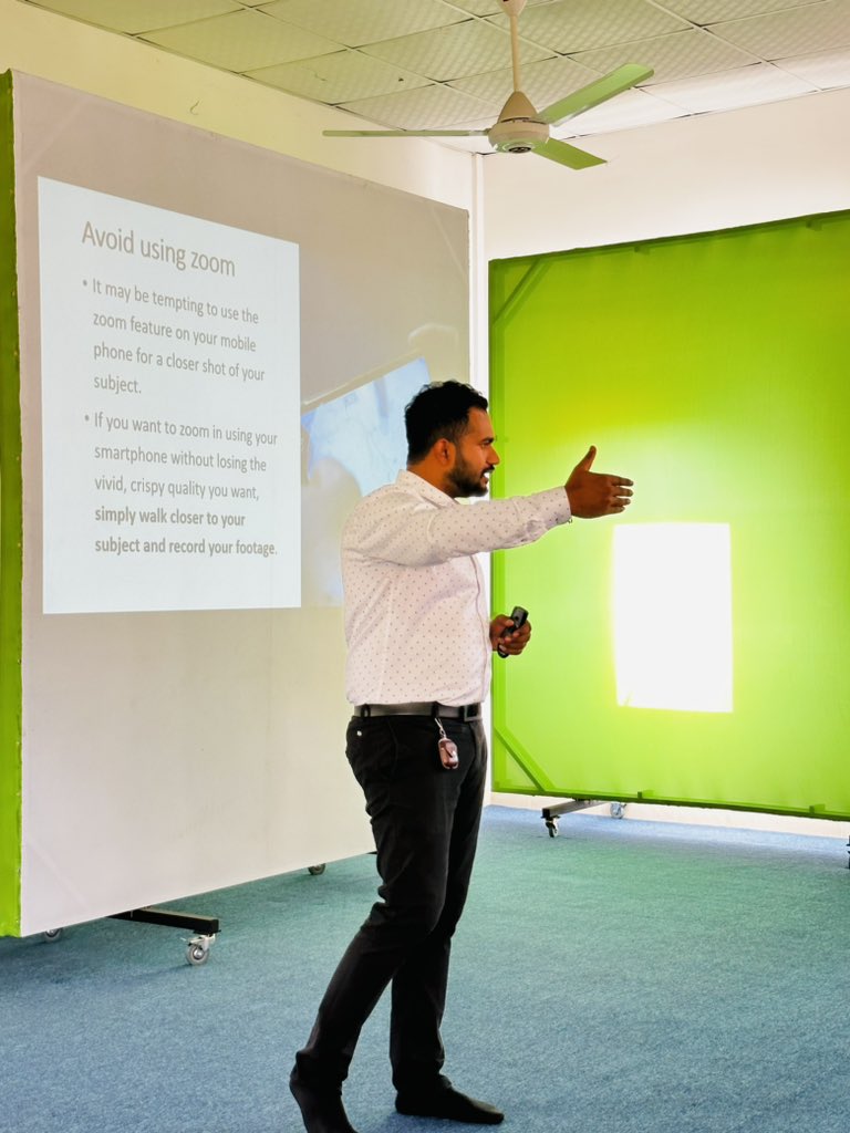 danushka_dk's tweet photo. A few snaps from the second practical learning session on 'Mobile videography' conducted for the 2200 series students of the @FacultyofAgriculture on 17th of February 2023 at the Incubator Space . The session was conducted by Mr. Danushka Kumarathunga
#media #journalist #artist https://t.co/u9vxE7IDHJ