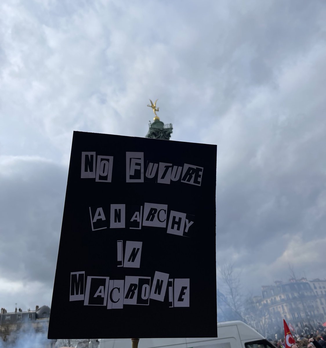 arno_brousse's tweet photo. 🇫🇷 MANIFESTATION 
Cet anglais habitant en France depuis plus de 20 ans a lui aussi des droits à faire revendiquer !
(visage cropé pour préserver son anonymat)
#ReformeDesRetraites https://t.co/3SXeVlzRw7