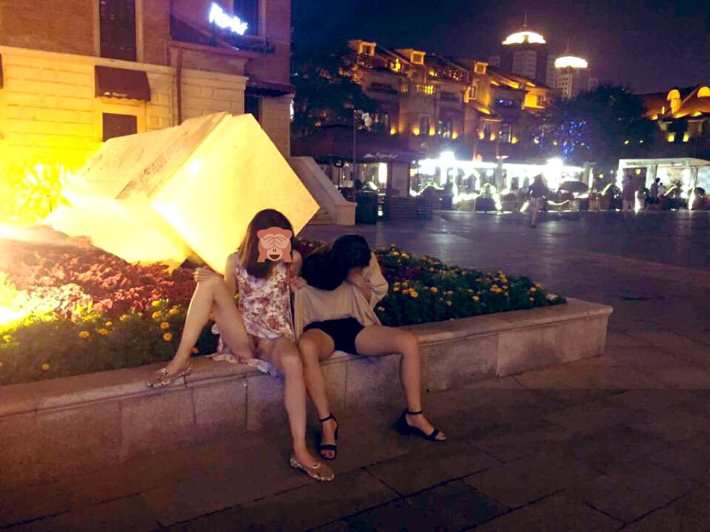 9___jfm's tweet photo. 我和我的闺蜜小逼逼好痒，等着你来插有喜欢双飞的吗？ https://t.co/I9eDuParS4