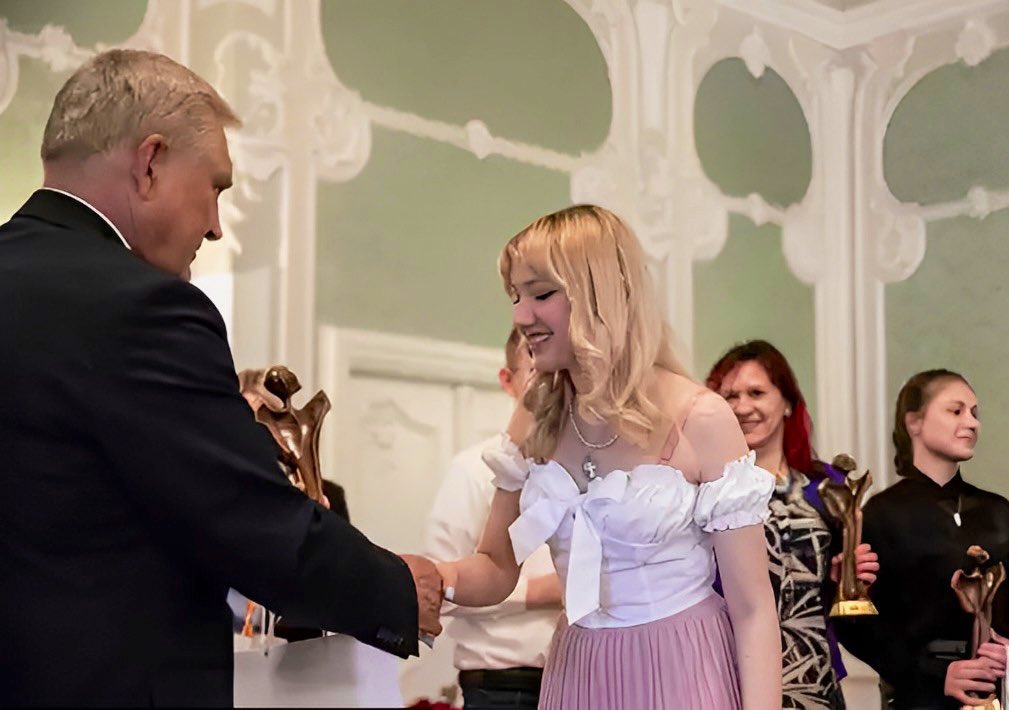 _dariadobosz's tweet image. Dziś Kapituła Samorządowego Konkursu Nastolatków „Ośmiu Wspaniałych”  XXVIII edycji przyznała mi tytuł Laureatki ,,Wspaniałej Wolontariuszki”. Jestem zaszczycona i wdzięczna, ale uważam, że uznanie należy się wszystkim tym, którzy na co dzień niosą dobro drugiemu człowiekowi ❤️