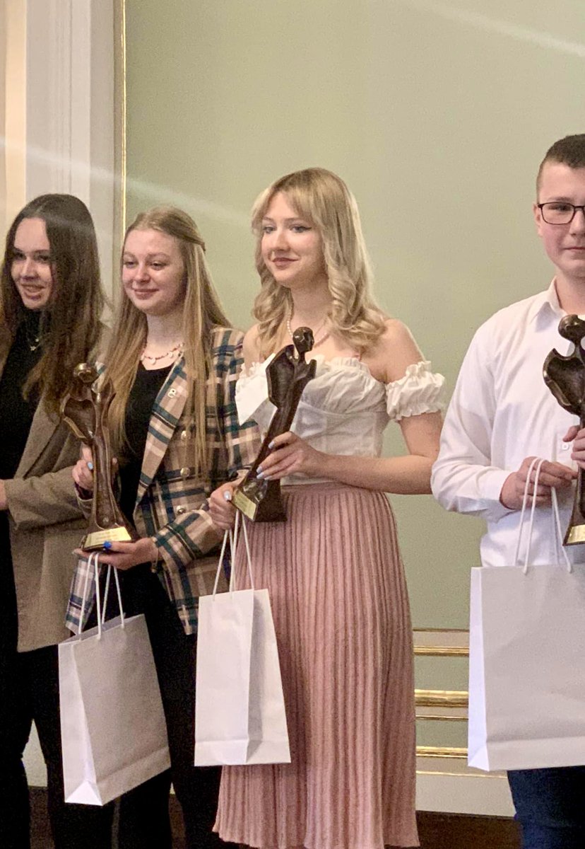 _dariadobosz's tweet image. Dziś Kapituła Samorządowego Konkursu Nastolatków „Ośmiu Wspaniałych”  XXVIII edycji przyznała mi tytuł Laureatki ,,Wspaniałej Wolontariuszki”. Jestem zaszczycona i wdzięczna, ale uważam, że uznanie należy się wszystkim tym, którzy na co dzień niosą dobro drugiemu człowiekowi ❤️