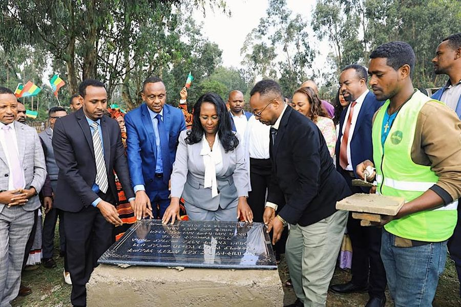 AdanechAbiebie's tweet photo. የትጉሀን ጥበበኞች መኖሪያ በሆነችው ጉለሌ ክፍለ ከተማ ሕዝቡ ያነሳቸውን ጥያቄዎች ተቀብለን ቅድሚያ የሚሰጣቸውን ለይተን፣ እንጨት ለቅመው በጽናትና በትጋት ልጆቻቸውን የሚያሳድጉ እናቶችን እና የወጣቶቻችንን ... 1/3 https://t.co/Zl5bFrMjSO