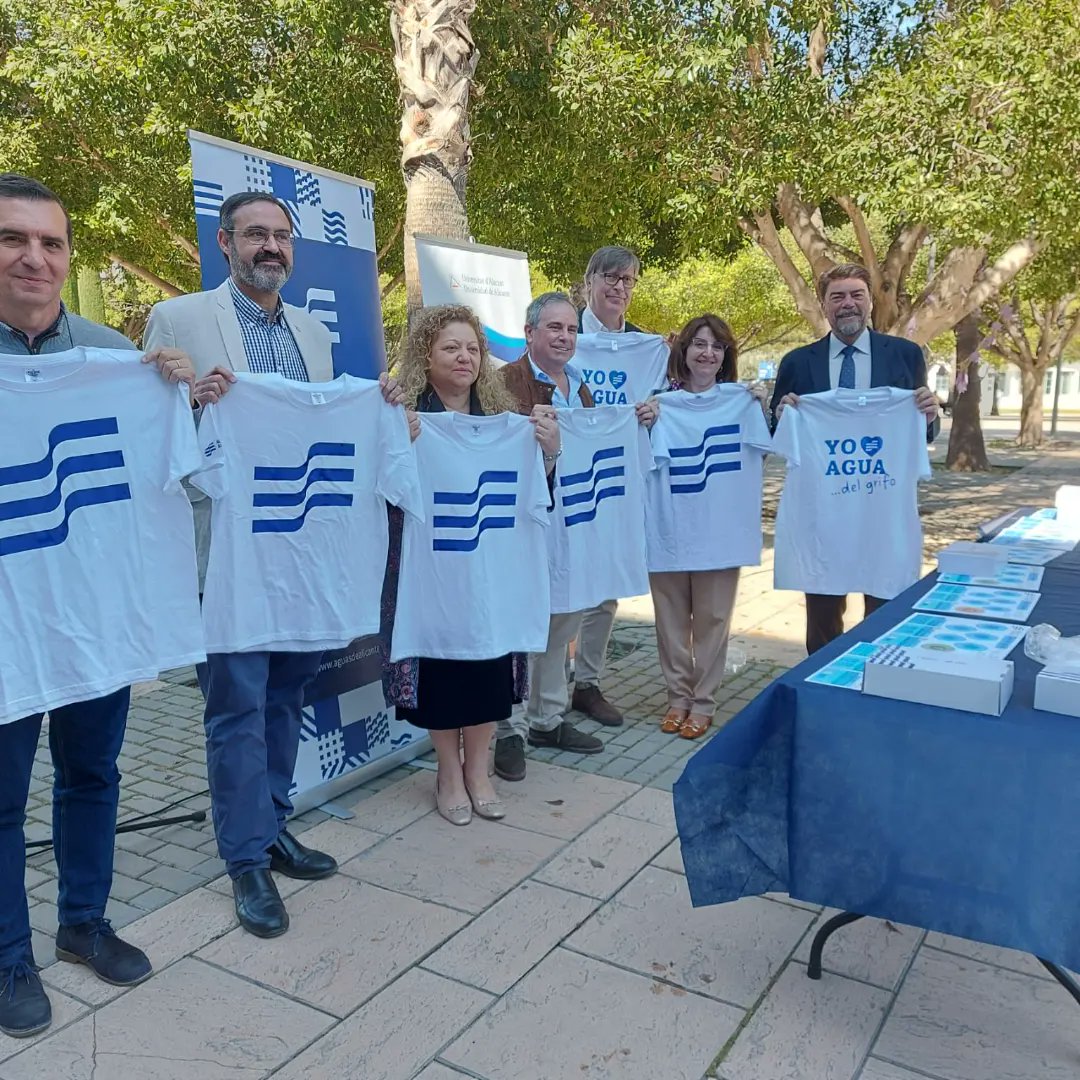 SusanaCegarra's tweet photo. El reto no era fácil, pero la coordinación ha sido total #Laboratorio + #Comunicación @AMAEM_Oficial 👏 👏 👏 

Multitudinaria #CatadeAgua "a ciegas" y simultánea, coorganizada con la @UA_Universidad y dirigida por @DavidERibes

#DMA2023 
 https://t.co/QM8y6FeO4m @informacion_es https://t.co/vMcqEjsYWj