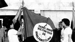 #FSLNPuñoEnAlto43
#LeonRevolucion 
Con la cartilla en la mano, Sandino en el corazón ❤️🖤, y el sueño de Carlos hecho realidad, siendo el legado del General de hombres y mujeres libres. Que un día soñó en la montaña. Hoy conmemoramos el 43 aniversario de la Alfabetización ♥️♥️📖