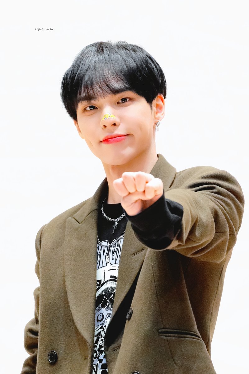 Bflat_x's tweet photo. 221015 팬사인회 🐶🐾
#CIX #BX #병곤 https://t.co/0rQZIKLcNb