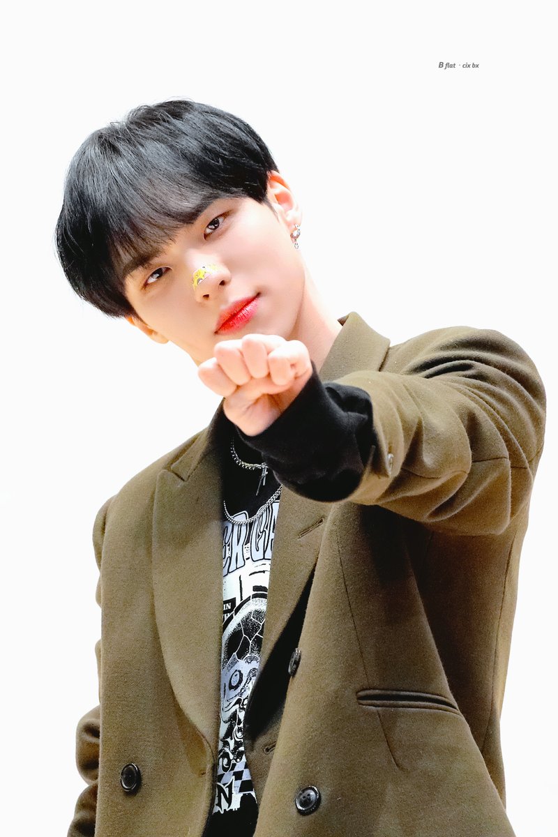 Bflat_x's tweet photo. 221015 팬사인회 🐶🐾
#CIX #BX #병곤 https://t.co/0rQZIKLcNb