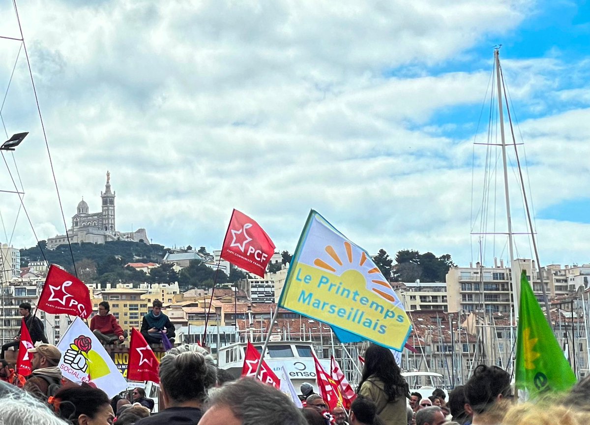 NinuweDescamps's tweet photo. Encore beaucoup de monde à la manifestation de #Marseille pour dire non à la #ReformeDesRetraites
Gros Big up à la #CGT qui a remercié l’ensemble des députés de la #NUPES pour leur combat à l’assemblée nationale 💪🏼
ON NE LÂCHE RIEN ✊🏼🔴
#TeamPACA https://t.co/HwtaZWBsr1