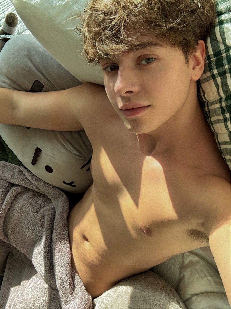 Bananas913's tweet photo. Workout in my bed instead of hittin the gym with me😜 https://t.co/eDtFhoznvO