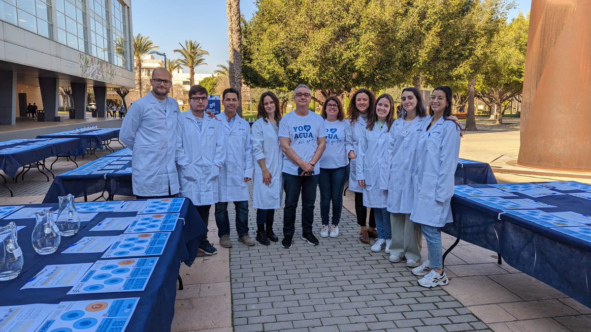 SusanaCegarra's tweet photo. El reto no era fácil, pero la coordinación ha sido total #Laboratorio + #Comunicación @AMAEM_Oficial 👏 👏 👏 

Multitudinaria #CatadeAgua "a ciegas" y simultánea, coorganizada con la @UA_Universidad y dirigida por @DavidERibes

#DMA2023 
 https://t.co/QM8y6FeO4m @informacion_es https://t.co/vMcqEjsYWj