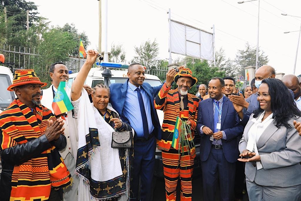 AdanechAbiebie's tweet photo. የወጣቶቻችን የስራ ባህል እየተሻሻለ፣ ስንፍና እየተረታ የልማት  ልዕልና እንዲኖር  ዛሬም እንደትናንቱ ለህዝባችን የገባነውን ቃል ዕውን ለማድረግ ያለዕረፍት ማገልገላችንን እንቀጥላለን፡፡
ፈጣሪ ኢትዮጵያንና ህዝቦቿን ይባርክ! 3/3 https://t.co/LkwxDtQhfM