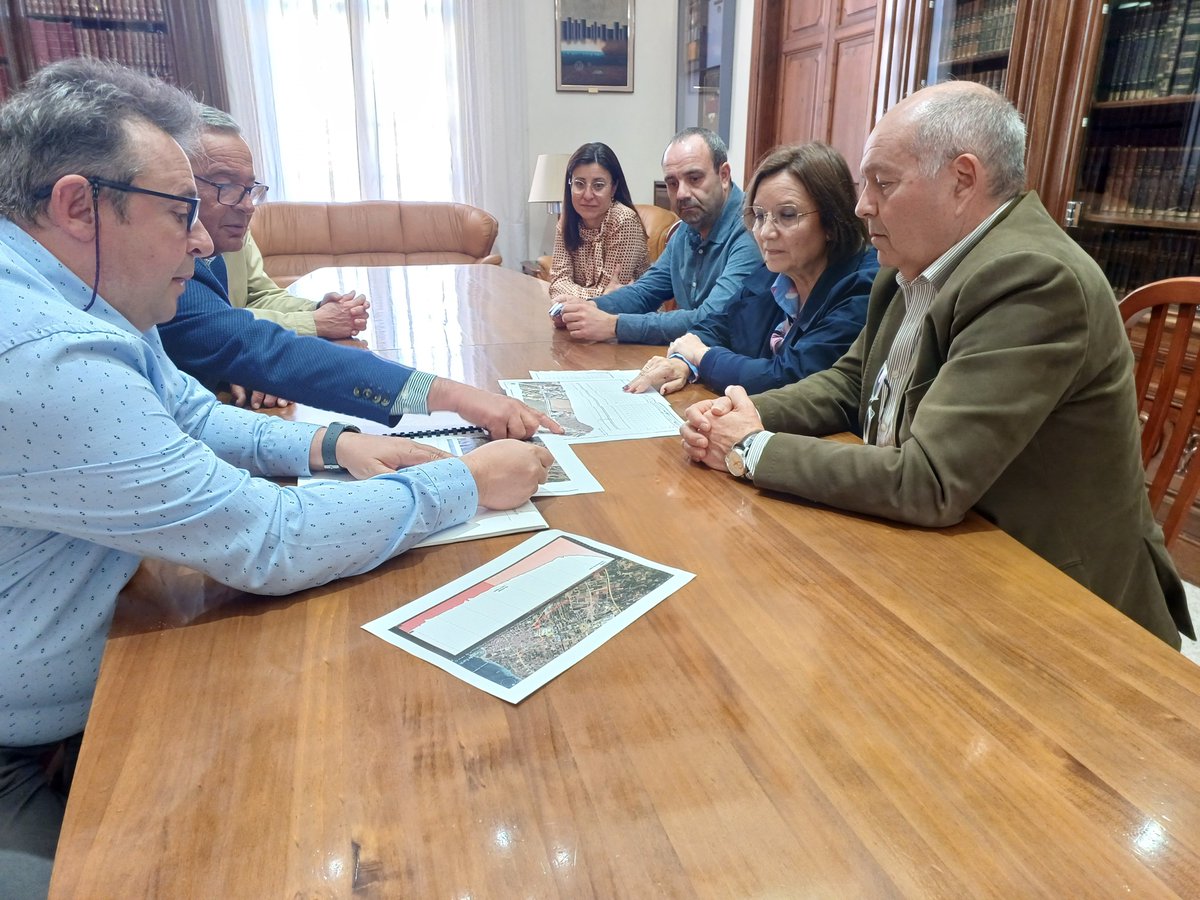 Ajunt_Benicarlo's tweet photo. 💦 Avui, reunió amb el director general de l'Aigua, Manuel Aldeguer, per a ultimar els detalls del projecte de construcció d’una nova connexió d’aigua per a #Benicarló

ℹ https://t.co/bPRLACSvYd https://t.co/8sRc1gqA6l