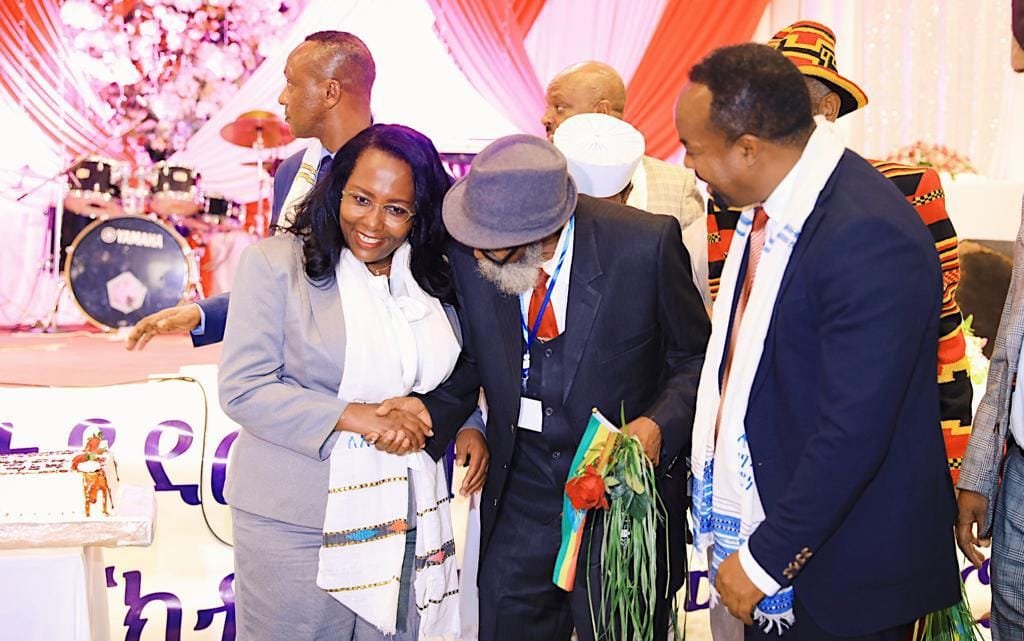 AdanechAbiebie's tweet photo. የወጣቶቻችን የስራ ባህል እየተሻሻለ፣ ስንፍና እየተረታ የልማት  ልዕልና እንዲኖር  ዛሬም እንደትናንቱ ለህዝባችን የገባነውን ቃል ዕውን ለማድረግ ያለዕረፍት ማገልገላችንን እንቀጥላለን፡፡
ፈጣሪ ኢትዮጵያንና ህዝቦቿን ይባርክ! 3/3 https://t.co/LkwxDtQhfM