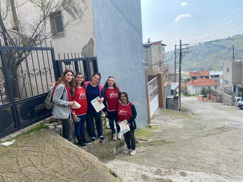 BayraklCHP's tweet photo. Chp Bayraklı Kadın Kolları olarak  Doğancay mahallemize
YaşamHak ve Aile Destekleri Sigortası  Anlattık
#chpkadın 
#son51 https://t.co/gBED4ip5Wf