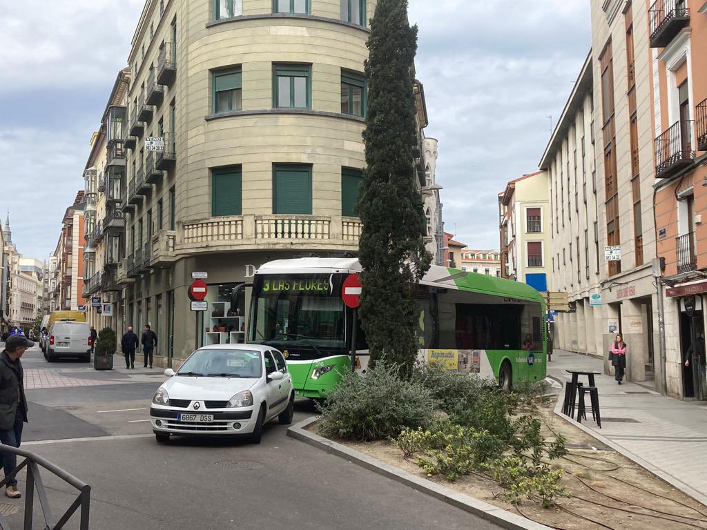 Cris_Moore's tweet photo. @PoliciaVLL @AyuntamientoVLL @oscar_puente_ Esta mañana, todo el autobús llegando 20 min tarde al trabajo, el vehículo es del ayuntamiento , el municipal de turno, no le multa porque es del ayuntamiento. Voy a aparcar donde me salga de las narices y a esperar al municipal. https://t.co/KfJH51NBSM