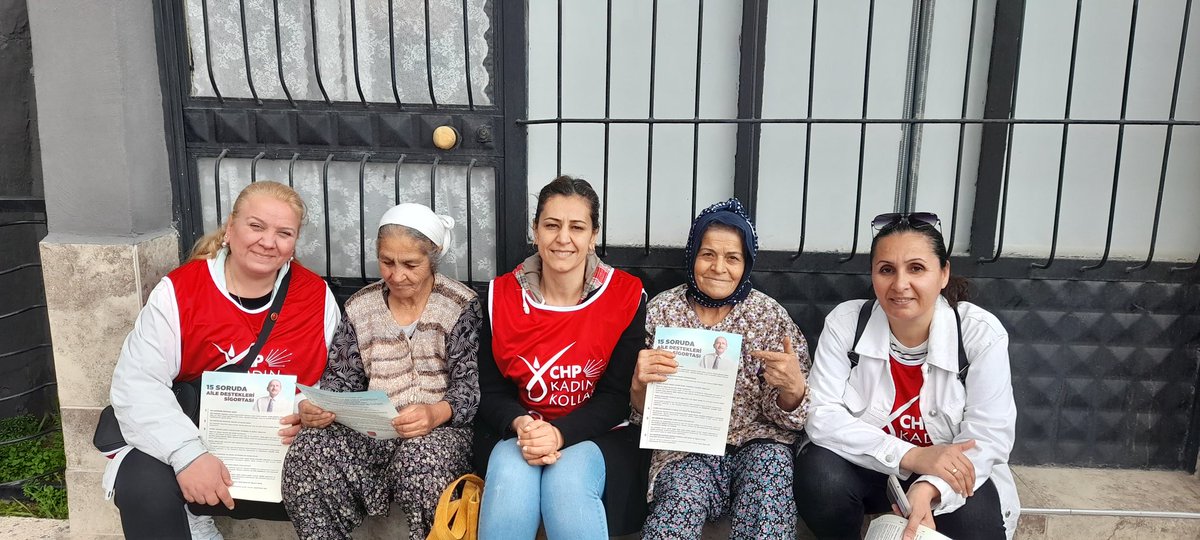 BayraklCHP's tweet photo. Chp Bayraklı Kadın Kolları olarak  Doğancay mahallemize
YaşamHak ve Aile Destekleri Sigortası  Anlattık
#chpkadın 
#son51 https://t.co/GIS1eizN9x