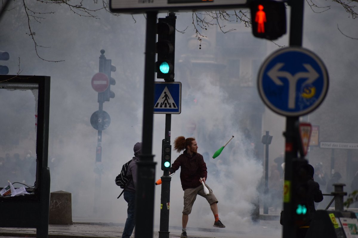 Alors que la manifestation se dirige vers le centre-ville, hommage à un jongleur qui ne s'arrête jamais #Rennes

#manif23mars #greve22mars