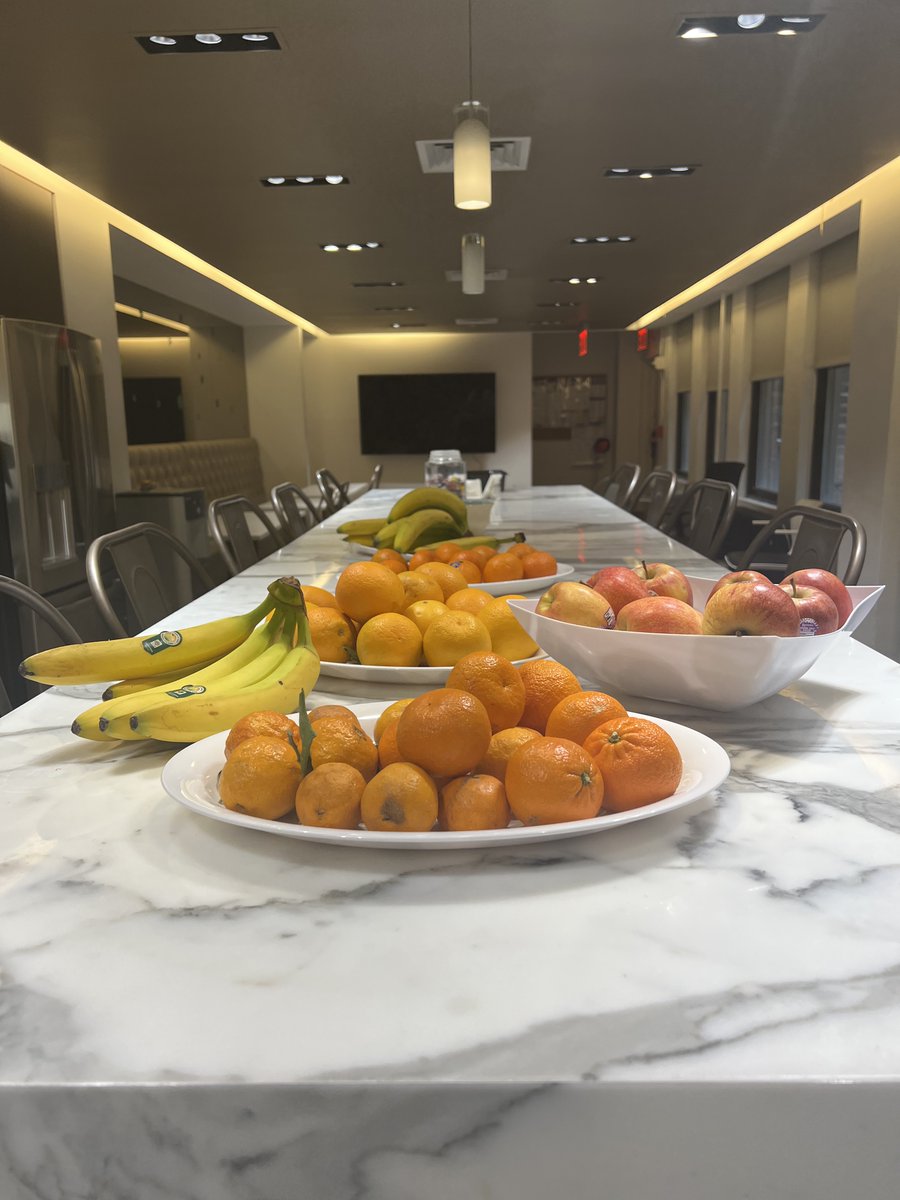 laneoffice's tweet photo. Another gorgeous breakfast at #Laneoffice…thank you @gregoryfburke for the daily fresh fruit! 🍊🍌🍎#laneoffice #laneofficefurniture https://t.co/eBleCT3DMu
