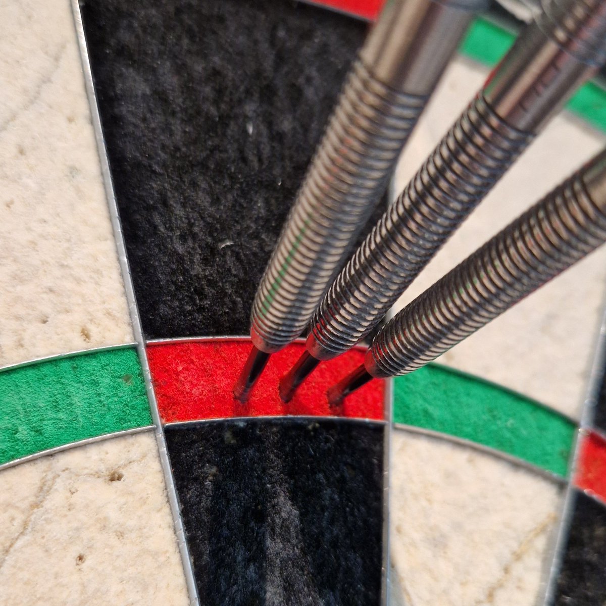 neilmack_the's tweet photo. Nice to follow up the good 40 minutes earlier with another good little session and a 180. TBF I should have hit a couple more, as I am seeing the T20 like it's twice the size at the moment. Plenty of 100 and 140s. ๐ช๐ป #dartsoftwitter #lovedarts #darts #scoringforfun https://t.co/p4B89lbWXS