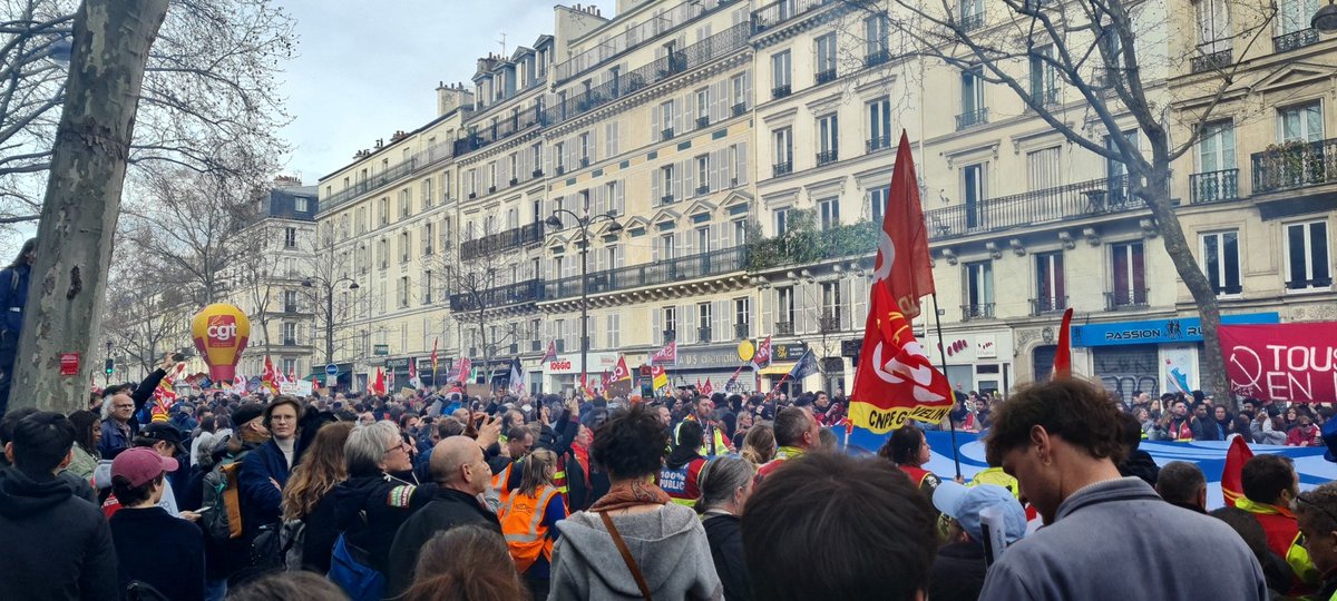 eldawyrda's tweet photo. Paris 20 bvd beau marché #manif #greve 
Beaucoup de monde encore à bastille ça avance pas. https://t.co/D4iLloBLJK