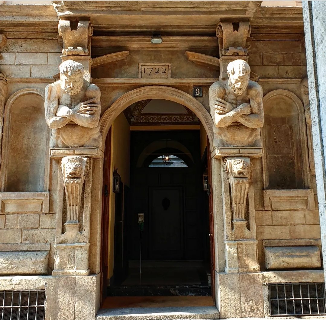 MandaranoN's tweet photo. La casa degli Omenoni ovvero palazzo Leoni-Calchi. Passeggiando per #Milano
#omenoni #palazzoleonicalchi #casadegliomenoni https://t.co/9TBk0xtGpn