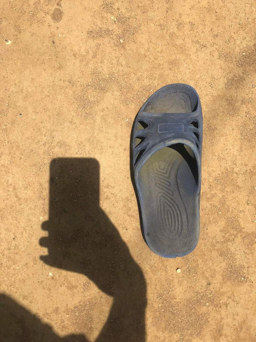 LucaVaran's tweet photo. Si tu n'as pas porté cette chaussure durant ton enfance, c'est que tu as raté deeeeh 😂😍
Pour moi à 4 ans https://t.co/jpKfi5894Z