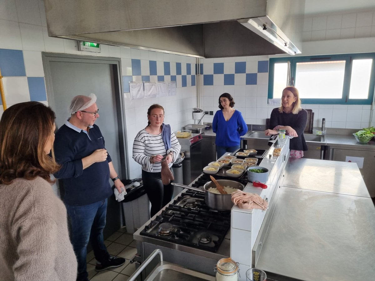 J’étais très heureuse de participer à la première édition de « l’emploi au menu » organisée au Centre social La Ruche à Ostricourt. 
Un grand merci à Monsieur Aymonier, directeur du centre social pour son invitation et Madame Vettivel, Directrice de l'agence Pôle Emploi de Seclin