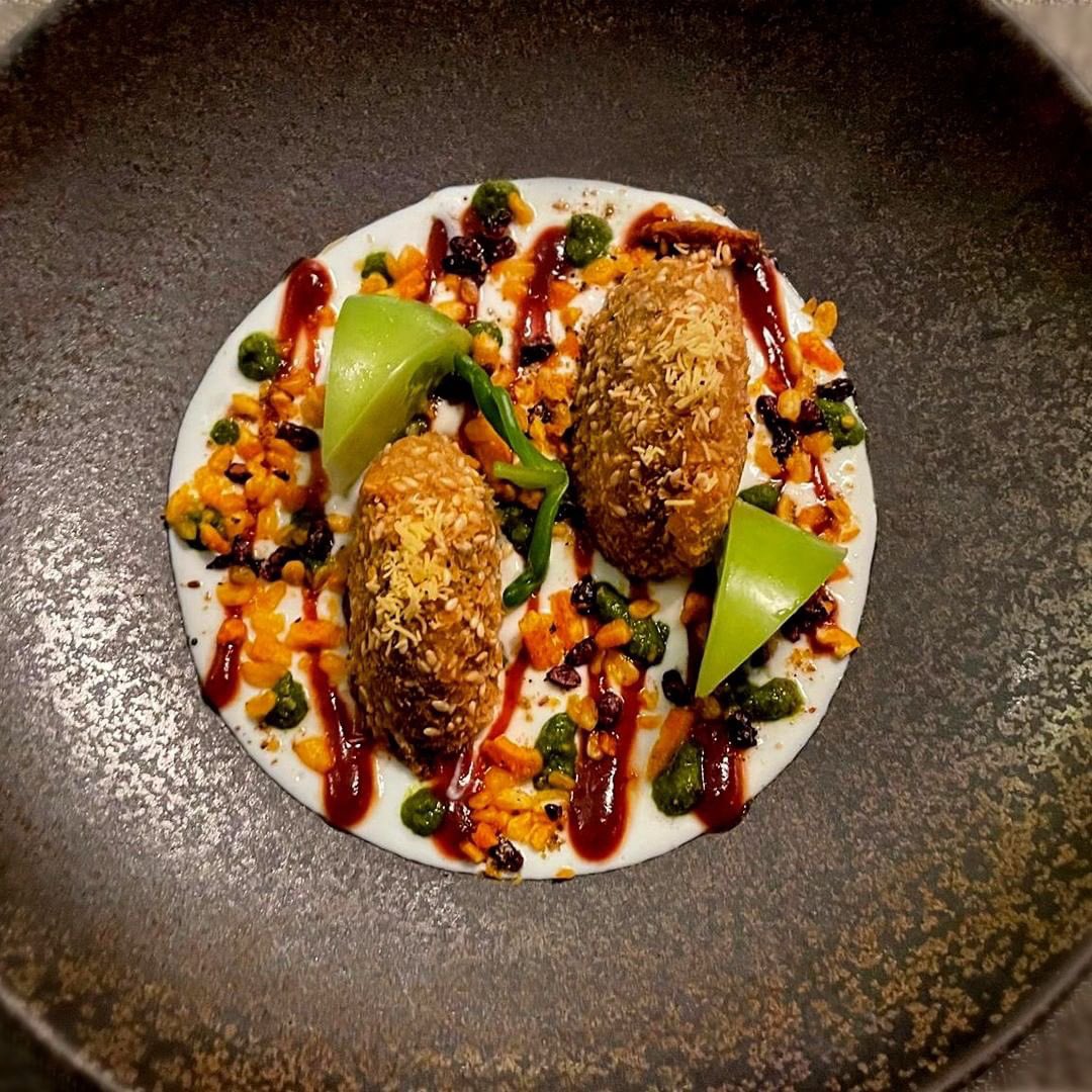 a unique savoury take on dahi vadas, our mutton dahi vada, green tomatoes with yogurt and chutneys is meaty yet refreshing

#indianaccentnyc #newyork #delhivada #inventiveindian