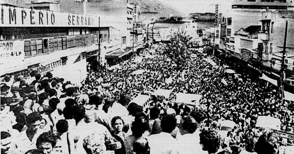 gresimperio's tweet photo. Avenida Min. Edgard Romero, 114. 22 de Fevereiro de 1982. A vitória do imortal "Bum bum Paticumbum Prugurundum".

#ImperioSerrano76Anos

📸 Jornal do Brasil https://t.co/gUwvA4eYjI