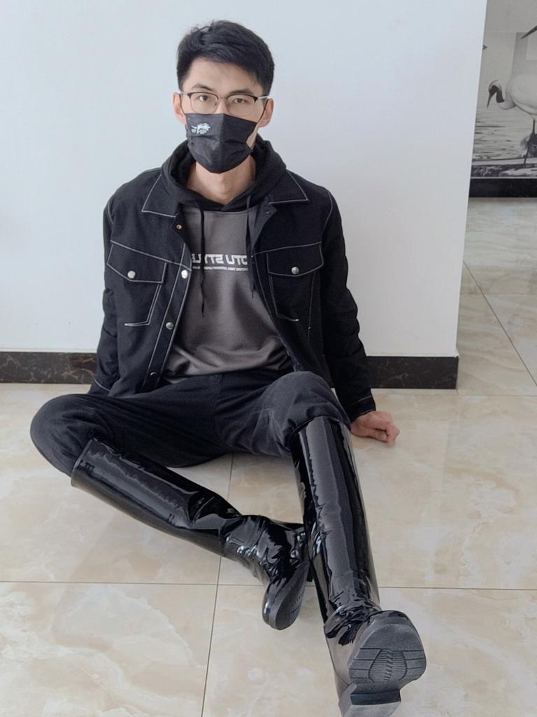 你更喜欢哪个风格呢？ 你想做脚下的小熊吗？