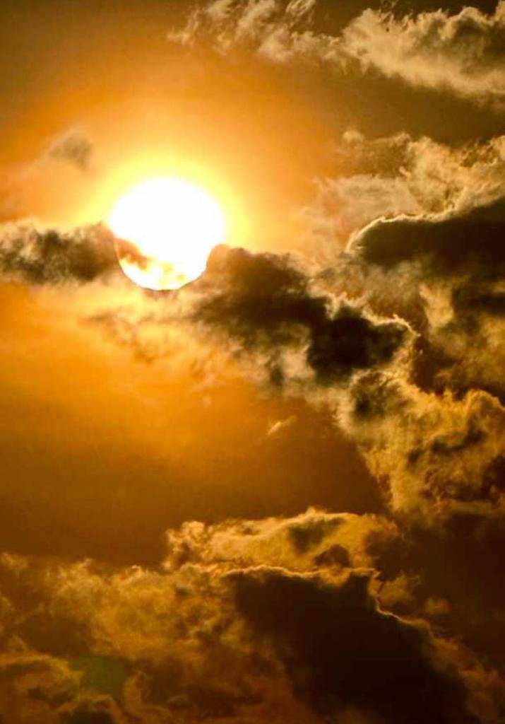ARKTHEREIGN's tweet photo. I experienced magical moments during a conversation with Mother Nature from my terrace.
#ViewFromMyTerrace #Sunset #SunsetTimeHealing https://t.co/OGPOOukMZp