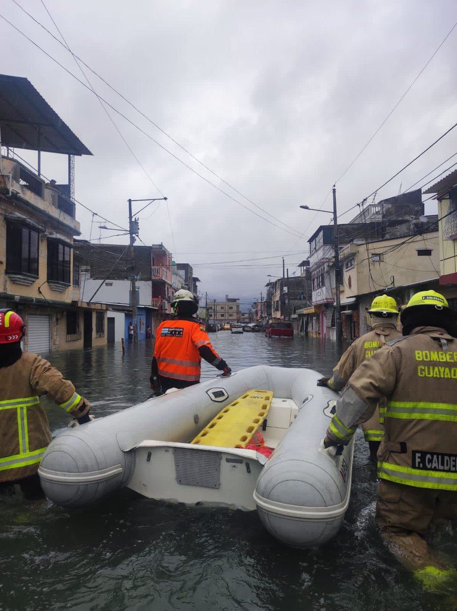 BomberosGYE's tweet photo. Personal de @BomberosGYE brindan asistencia a damnificados por las lluvias en el sector de Sauces 6. En un bote, nuestros bomberos rescataron a una mujer y su bebé, que se encontraban atrapados por el caudal. https://t.co/u45F7RxJMh