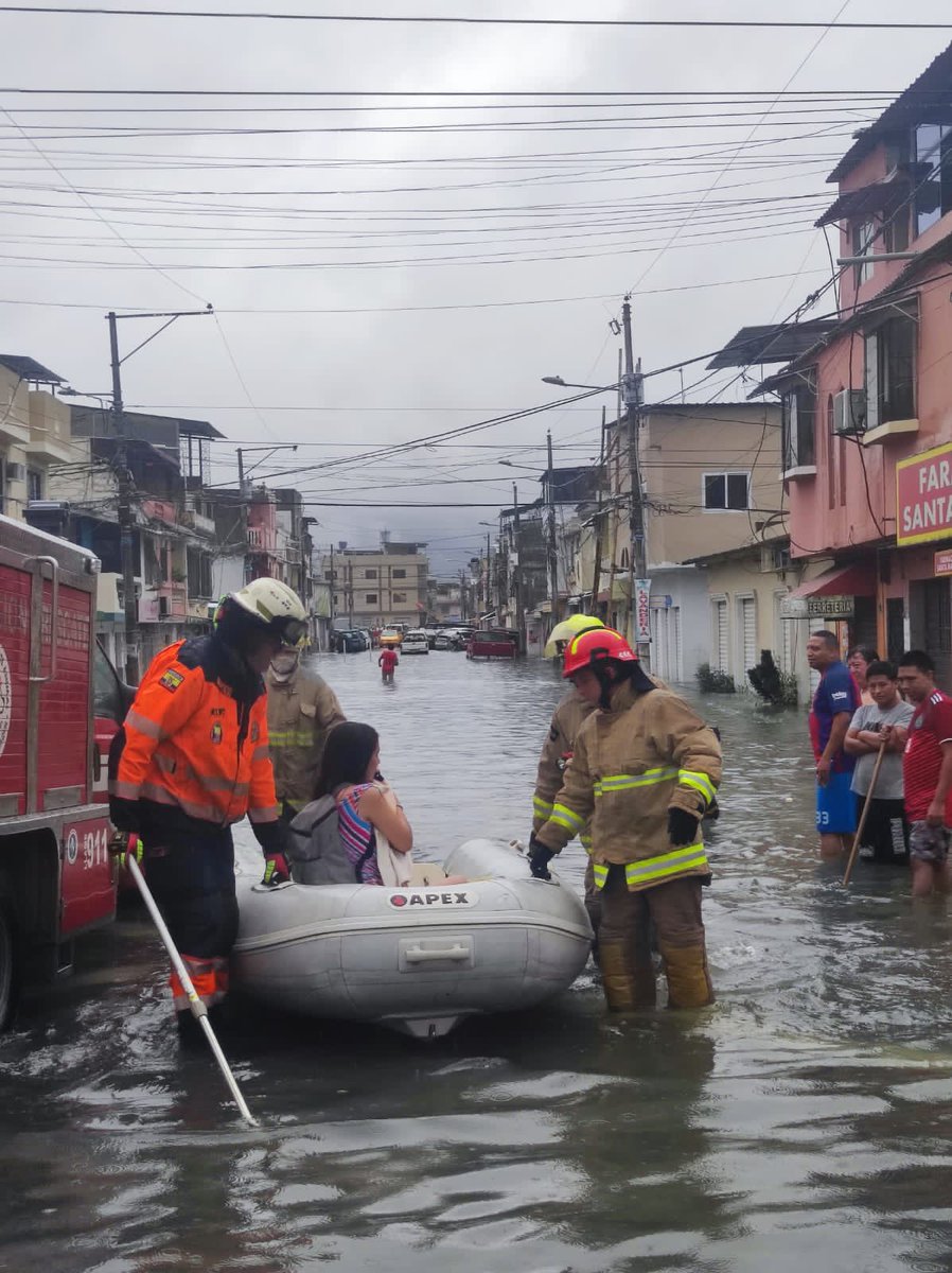 BomberosGYE's tweet photo. Personal de @BomberosGYE brindan asistencia a damnificados por las lluvias en el sector de Sauces 6. En un bote, nuestros bomberos rescataron a una mujer y su bebé, que se encontraban atrapados por el caudal. https://t.co/u45F7RxJMh