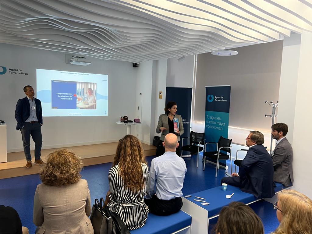 InfoHidralia's tweet photo. 💙 Hoy, en #Torremolinos, el equipo de #AtenciónalCliente de la #CostadelSol ha impulsado una jornada de formación para avanzar en el programa #HidraliaContigo
🤗 El objetivo es agilizar las gestiones y poner a las personas en el centro https://t.co/OMgO5Lluc6