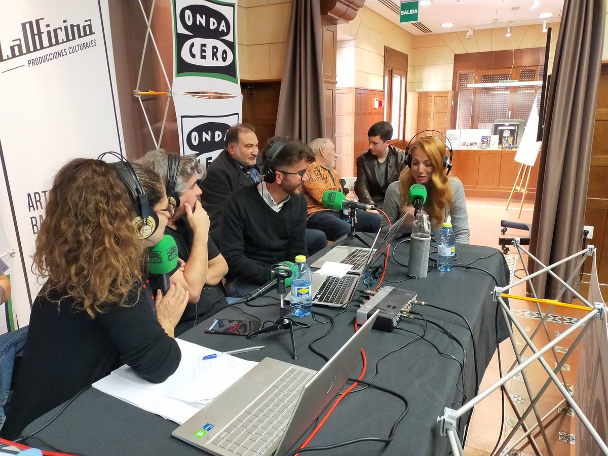 asociacionTESA's tweet photo. Una vez más, acudimos al programa de @OndaCeroAlmeria #Másdeuno, a hablar de cine. Nuestra asociada Beatriz Almagro repasa los rodajes que ha habido en Almería en el último mes y comparte impresiones con los estudiantes de Realización y Producción del IES Albaida. 👇 https://t.co/JHx17oJTxa