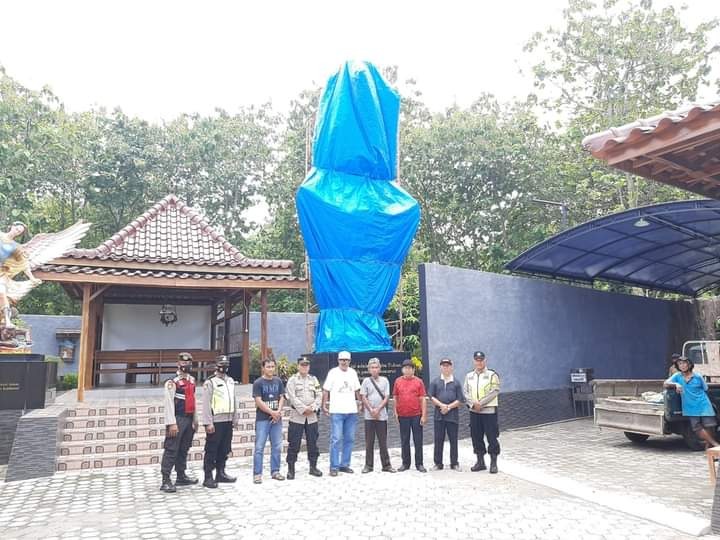 Ga penting apa pendapat pribadi kalian <a href="/jokowi/">Joko Widodo</a> <a href="/mohmahfudmd/">Mahfud MD</a> <a href="/ListyoSigitP/">Listyo Sigit Prabowo</a> , masihkah anda  Indonesia?

Apa kata dunia pada wajah Indonesia saat ini? 

Kemana Bhineka dalam Pancasila itu pergi?

Bukan karena segelintir orang kita rusak, tapi karena kalian, abdi negara yang memilih