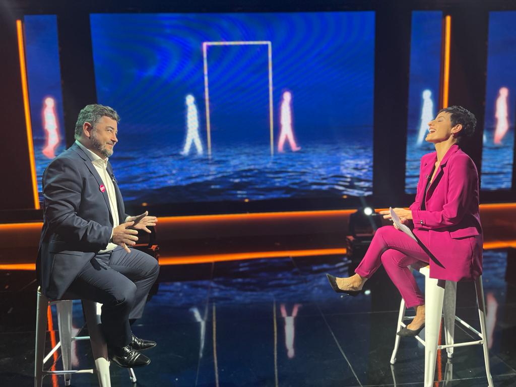 barcelonaetstu's tweet photo. Pròximament a @8tvcat  : La Gran Contradicció amb Marta Polo i @VosselerDaniel  😚 Estigueu atents, us anirem actualitzant! https://t.co/i3oWx9DjF7