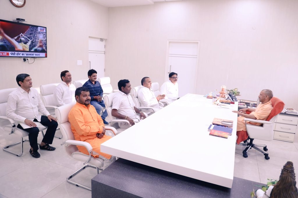 monugargbjp's tweet photo. क्षेत्र के विकास और किसानों की  समस्याओ को लेकर प्रदेश के यसस्वी मुख्यमंत्री आदरणीय @myogiadityanath जी से  हुई  चर्चा में लोकप्रिय विधायक @DhirendraGBN  जी विधायक अनूपशहर   संजय शर्मा जी के साथ लखनऊ कालिदास मार्ग मुख्यमंत्री आवास पर मौजूद रहा https://t.co/t6IuEAvNPT