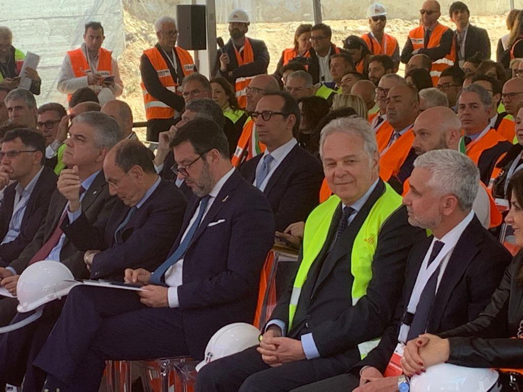 AlessandArico's tweet photo. 𝗔𝘃𝘃𝗶𝗼 𝗹𝗮𝘃𝗼𝗿𝗶 𝗳𝗲𝗿𝗿𝗼𝘃𝗶𝗮𝗿𝗶 𝘁𝗿𝗮 𝗧𝗮𝗼𝗿𝗺𝗶𝗻𝗮 𝗲 𝗙𝗶𝘂𝗺𝗲𝗳𝗿𝗲𝗱𝗱𝗼

Stamattina ho partecipato alla cerimonia per l'inizio dei lavori sulla tratta #Taormina-#Fiumefreddo, lungo la linea ferroviaria #Palermo-#Catania-#Messina.

#Sicilia #trasporti https://t.co/8dFEQutoFh