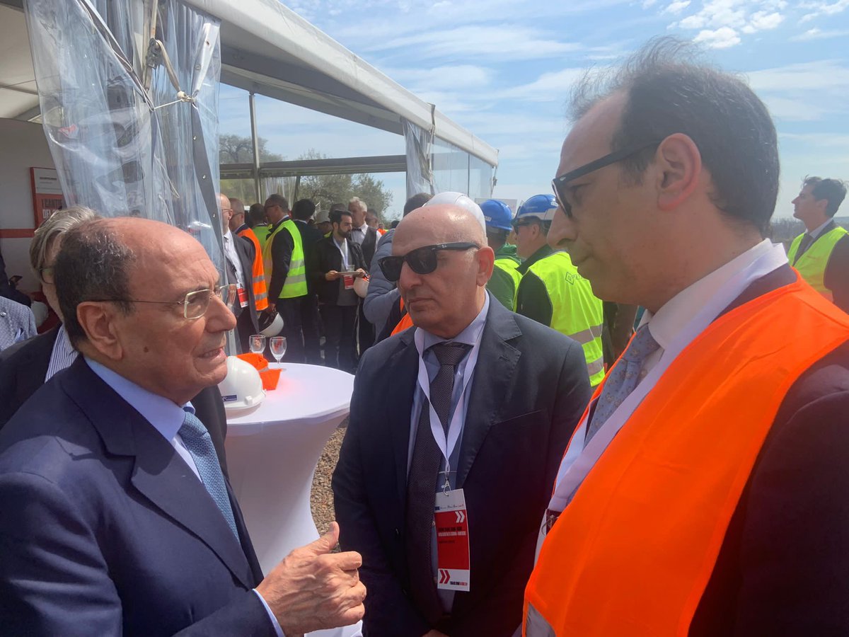 AlessandArico's tweet photo. 𝗔𝘃𝘃𝗶𝗼 𝗹𝗮𝘃𝗼𝗿𝗶 𝗳𝗲𝗿𝗿𝗼𝘃𝗶𝗮𝗿𝗶 𝘁𝗿𝗮 𝗧𝗮𝗼𝗿𝗺𝗶𝗻𝗮 𝗲 𝗙𝗶𝘂𝗺𝗲𝗳𝗿𝗲𝗱𝗱𝗼

Stamattina ho partecipato alla cerimonia per l'inizio dei lavori sulla tratta #Taormina-#Fiumefreddo, lungo la linea ferroviaria #Palermo-#Catania-#Messina.

#Sicilia #trasporti https://t.co/8dFEQutoFh