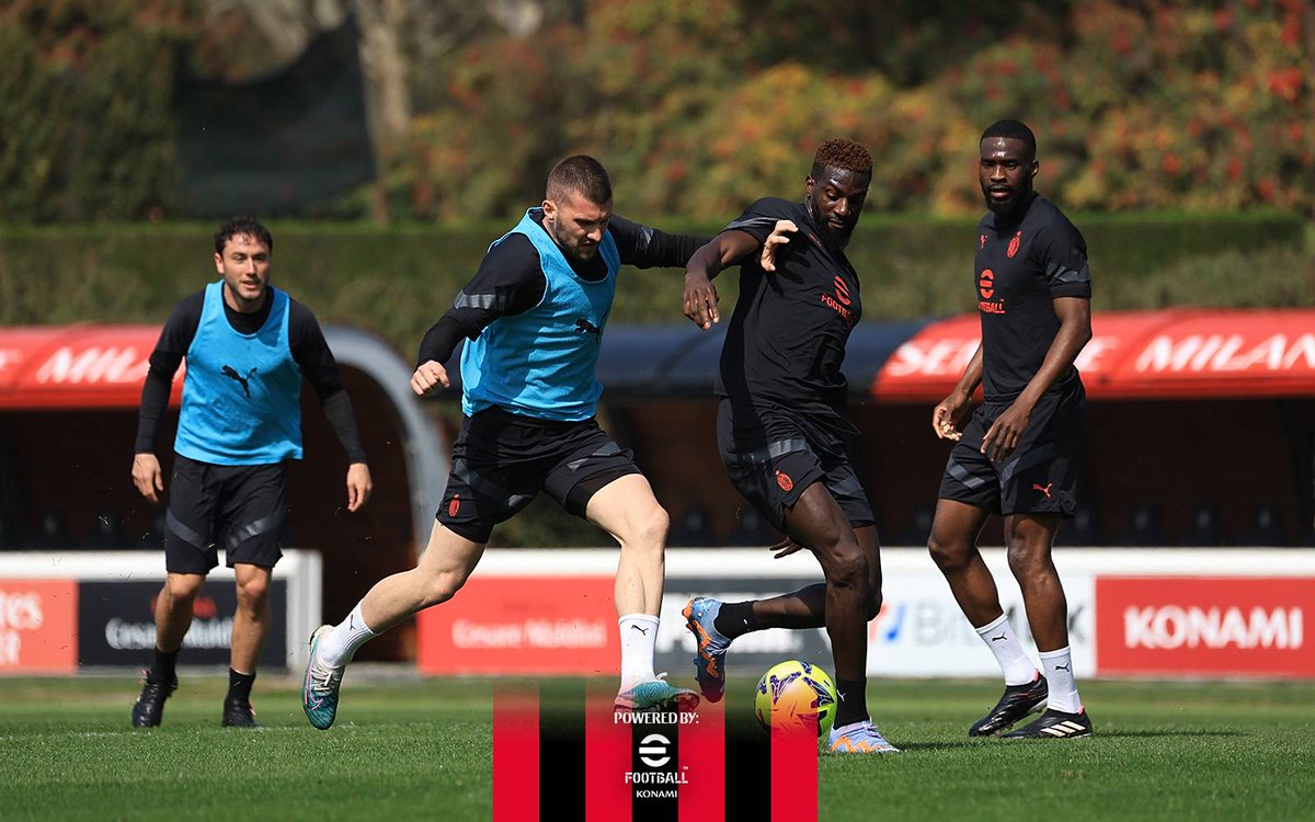 A reduced squad working their socks off 🧦👊 #SempreMilan Brought to you by @play_eFootball
