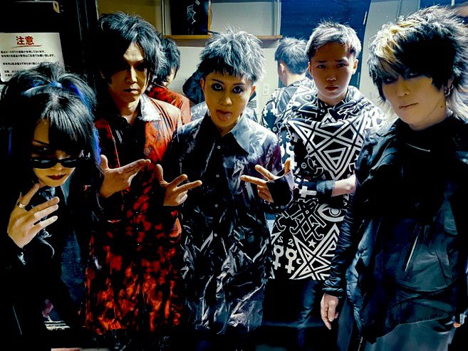 GACHA_OFFICIAL_'s tweet photo. 2月26日大阪Rumio ルヴィーユ主催
Six Raysから早1ヶ月。Back to the wallとしては1年半振りのLiveだったな！Liveの機会をくれた、ルヴィーユに感謝です！
ルヴィーユのサポートもさせて頂いたので2ステはなかなかバタバタしました💦
親しいバンドさんも出演されてて楽しい一日だったなぁ！ https://t.co/3mkN9vucNt