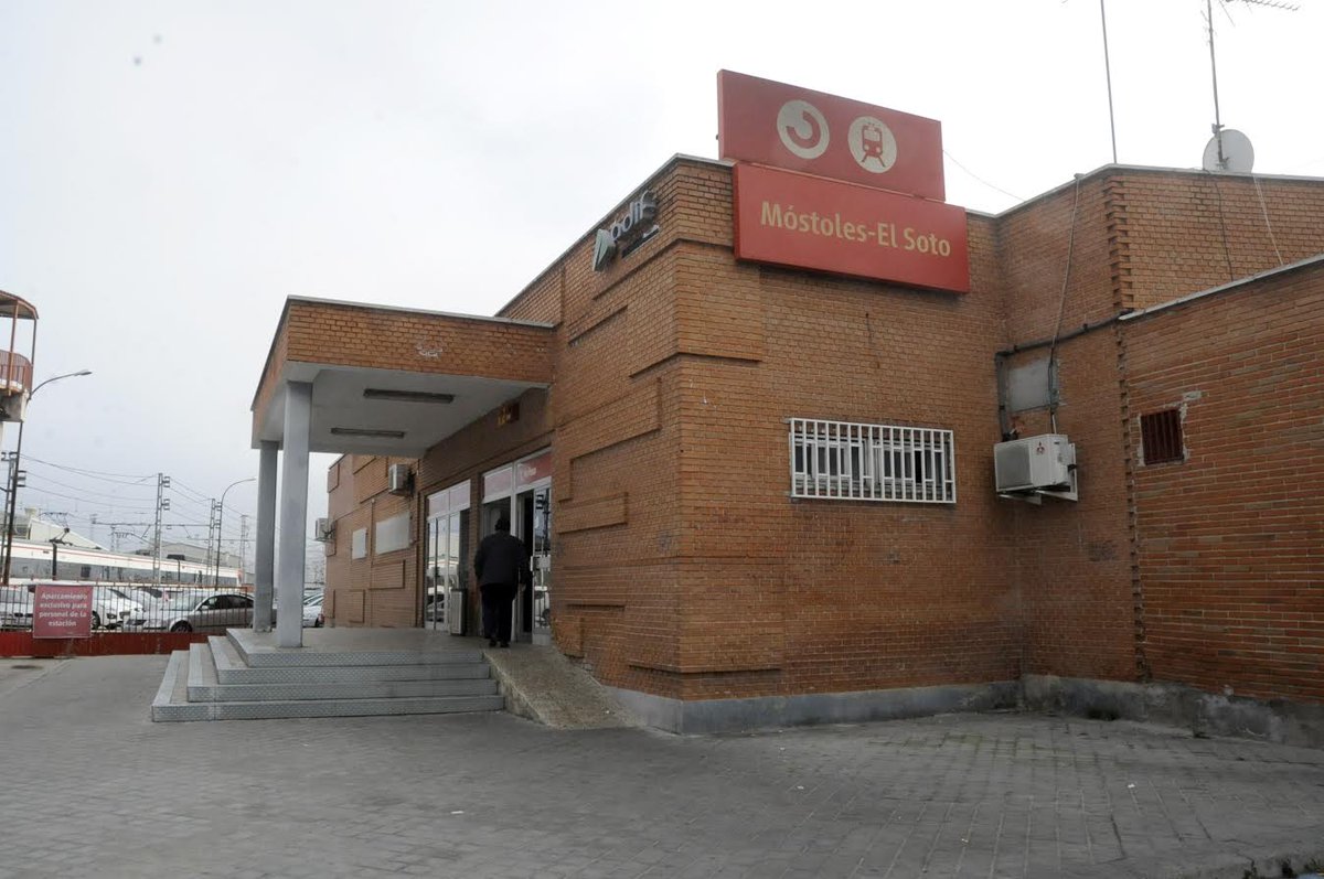AytoMostoles's tweet photo. La Alcaldesa de #Móstoles celebra que el Gobierno de España haya iniciado ya la licitación para la remodelación de la Estación de Móstoles-El Soto. Las obras,muy demandadas, supondrán una gran mejora en accesibilidad y en la funcionalidad de la instalación
https://t.co/uowy0B8svX https://t.co/gyBwNlTOcy