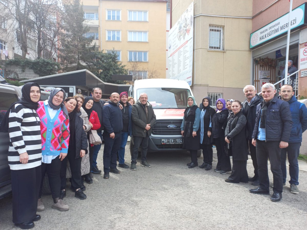 ortahisarhem's tweet photo. Müdürümüz Orhan GENÇ, Öğretmen, usta Öğretici ve  kursiyerlerimiz  ile  atölye ve çadır etkinlikleri yapmak üzere Malatya'ya gitmek üzere yola çıktılar.Yolunuz açık olsun Hayatboyu Ailesi Her yerde #türkiyetekyürek https://t.co/cJU9cwAwpv